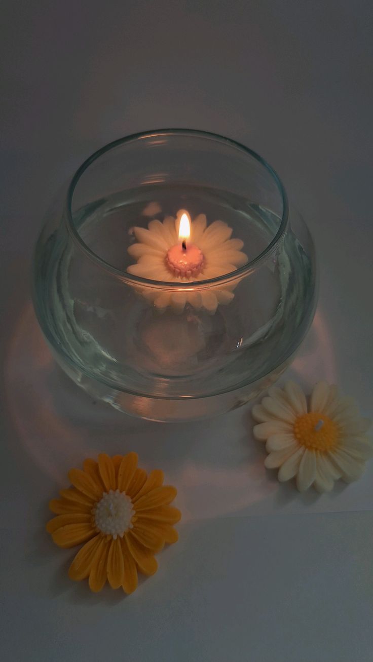 Floating Daisy Luxe Candle